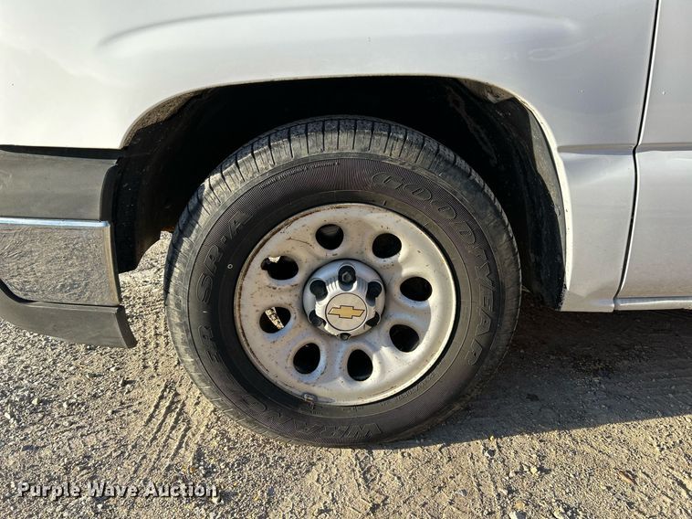 image for item NQ9997 2005 Chevrolet Silverado 1500  pickup truck