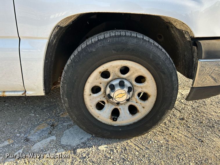 image for item NQ9997 2005 Chevrolet Silverado 1500  pickup truck