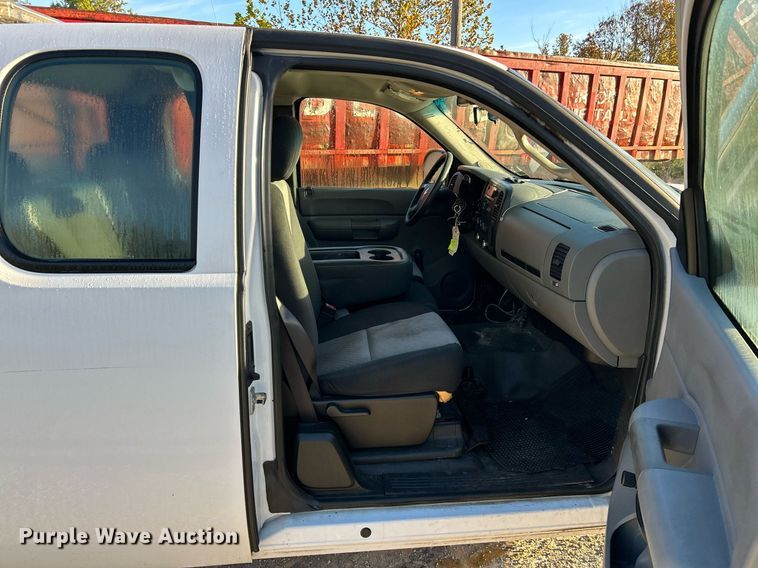 image for item NQ9998 2008 Chevrolet Silverado 1500  Ext. Cab pickup truck