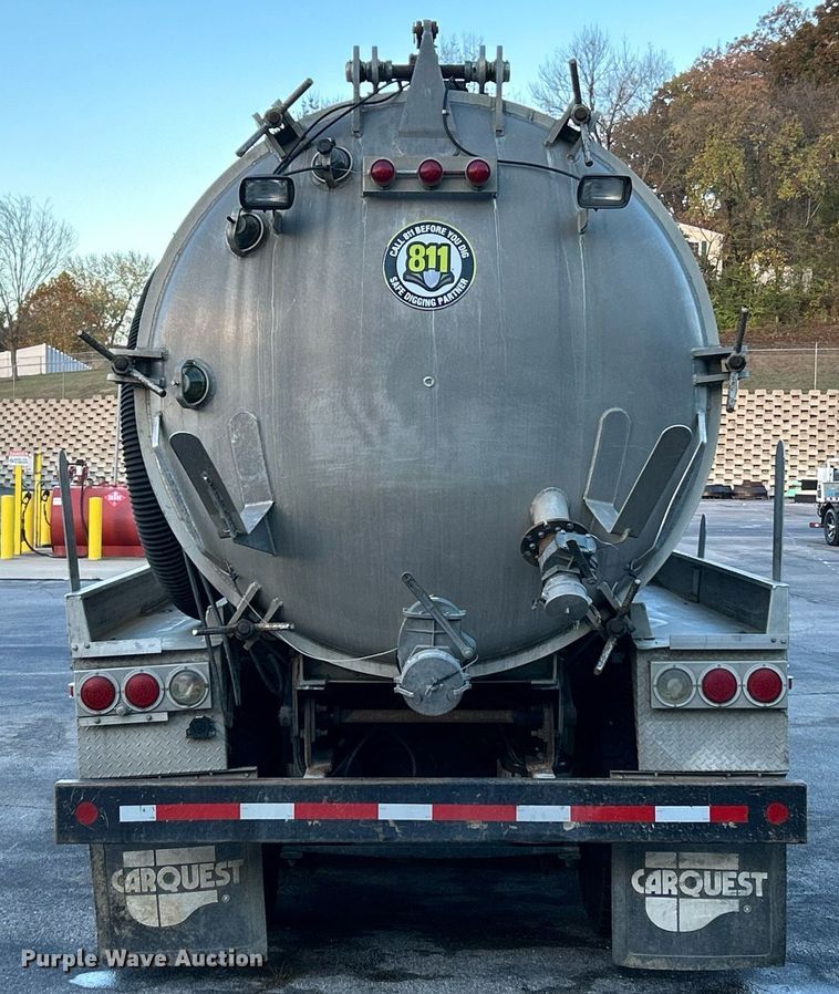 image for item NR9308 2006 Sterling L9500  vacuum truck