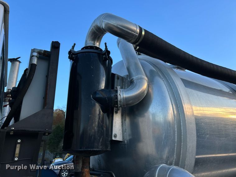 image for item NR9308 2006 Sterling L9500  vacuum truck