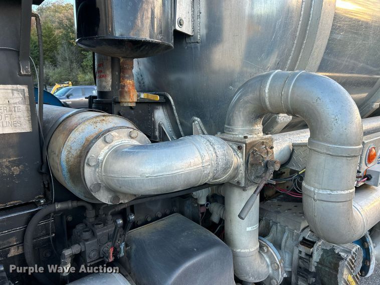 image for item NR9308 2006 Sterling L9500  vacuum truck