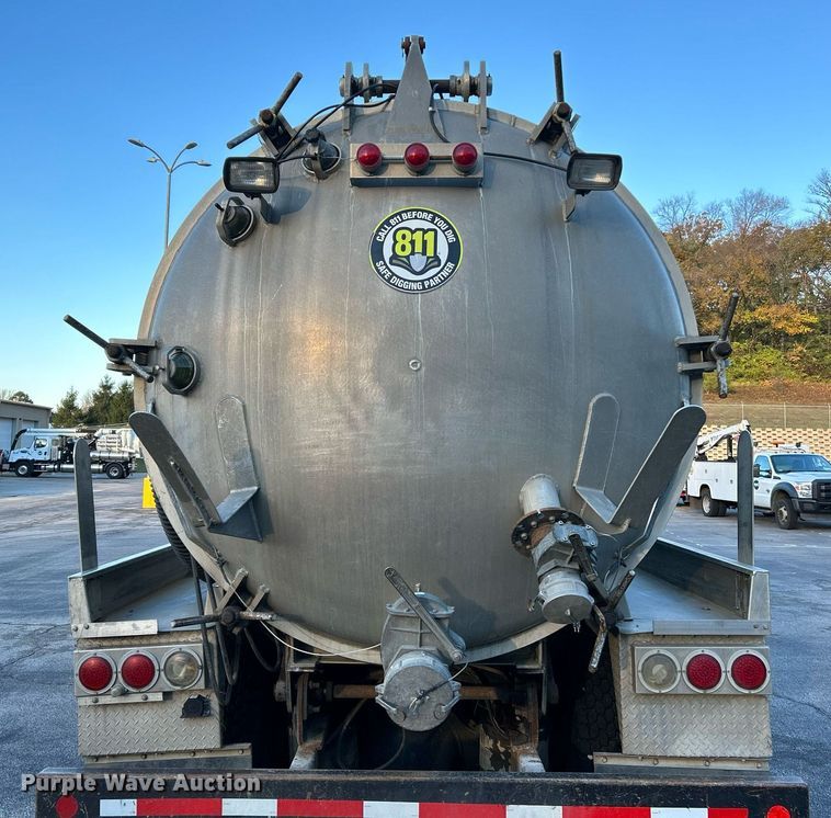 image for item NR9308 2006 Sterling L9500  vacuum truck