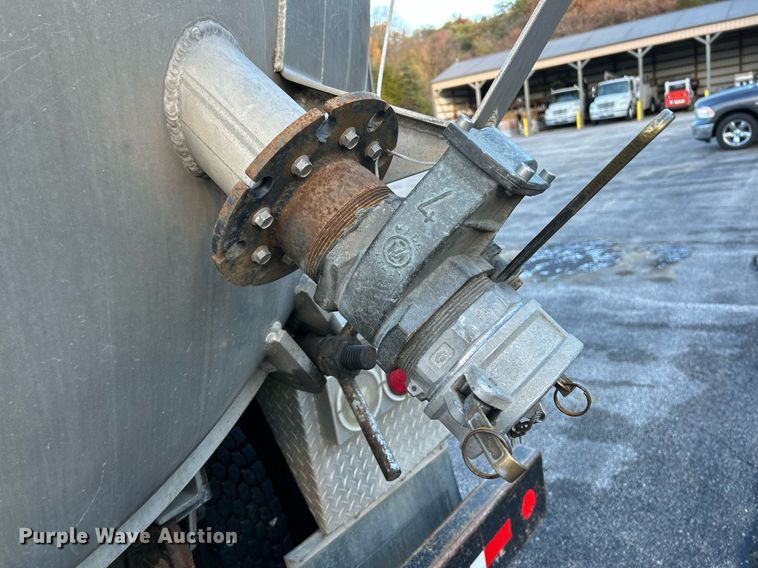 image for item NR9308 2006 Sterling L9500  vacuum truck