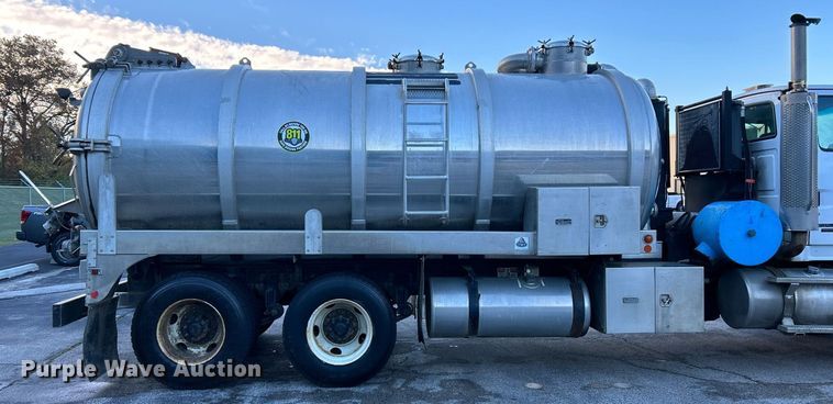 image for item NR9308 2006 Sterling L9500  vacuum truck