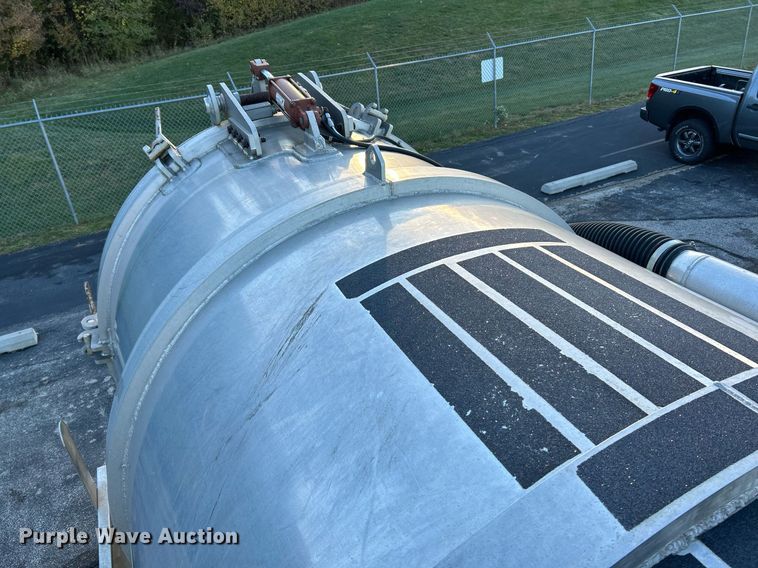 image for item NR9308 2006 Sterling L9500  vacuum truck