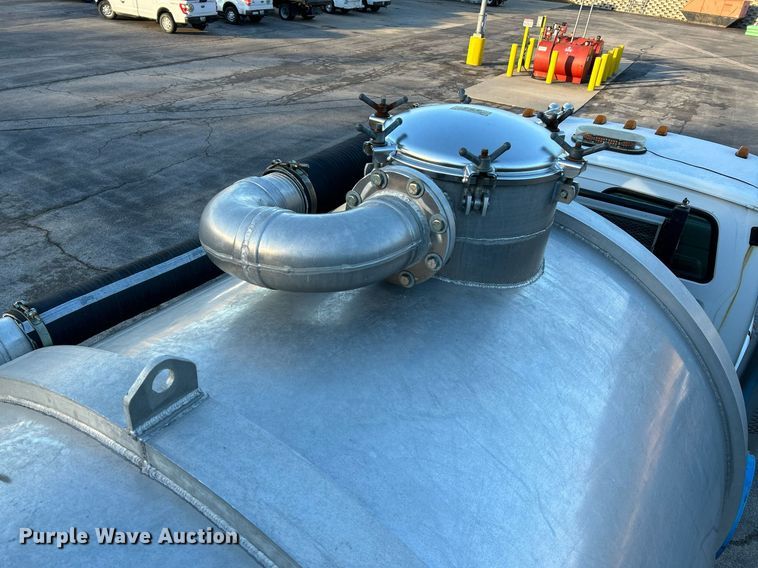 image for item NR9308 2006 Sterling L9500  vacuum truck