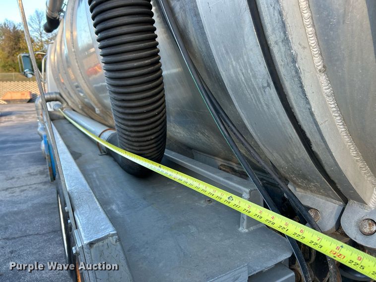 image for item NR9308 2006 Sterling L9500  vacuum truck