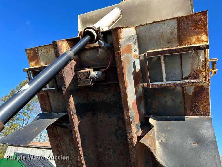 image for item NR9315 2005 International 7400  dump truck