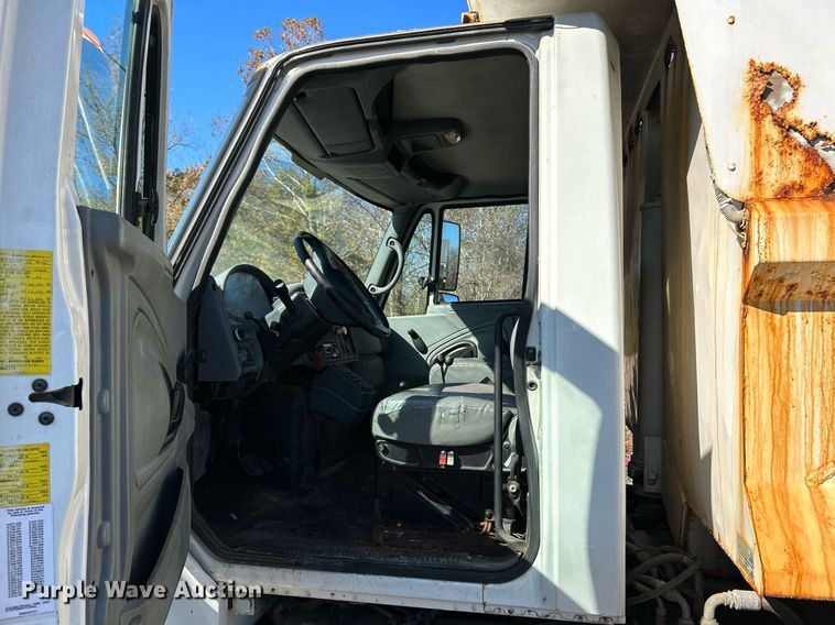 image for item NR9315 2005 International 7400  dump truck