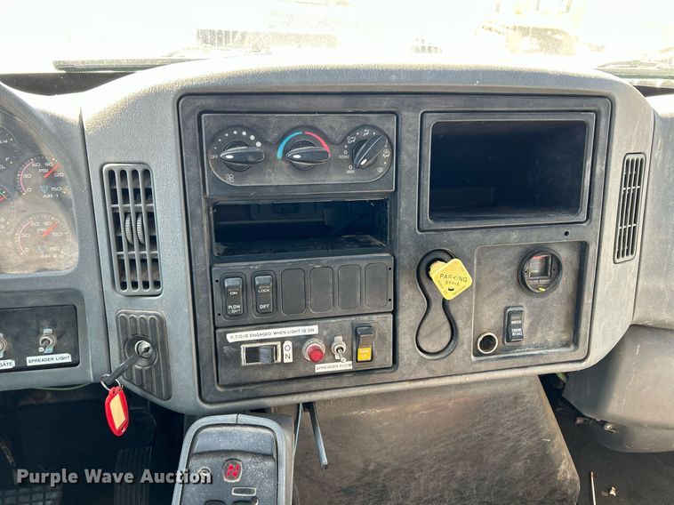 image for item NR9315 2005 International 7400  dump truck