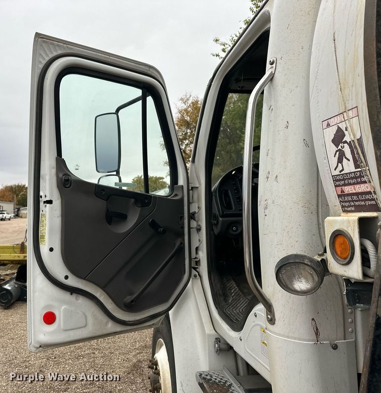 image for item OK9047 2012 Freightliner Business Class M2  refuse truck