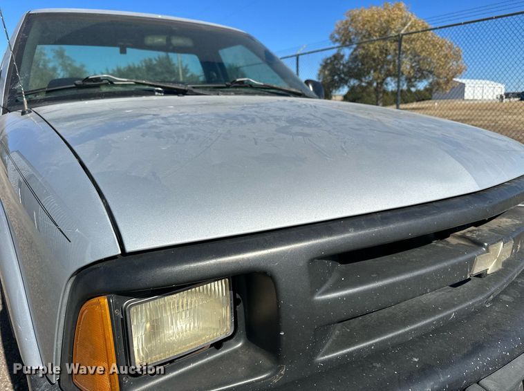 image for item OK9128 1996 Chevrolet S10  pickup truck