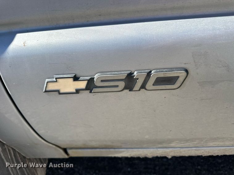 image for item OK9128 1996 Chevrolet S10  pickup truck