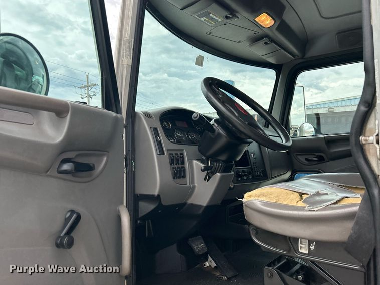 image for item DJ6336 2016 Peterbilt 330  box truck