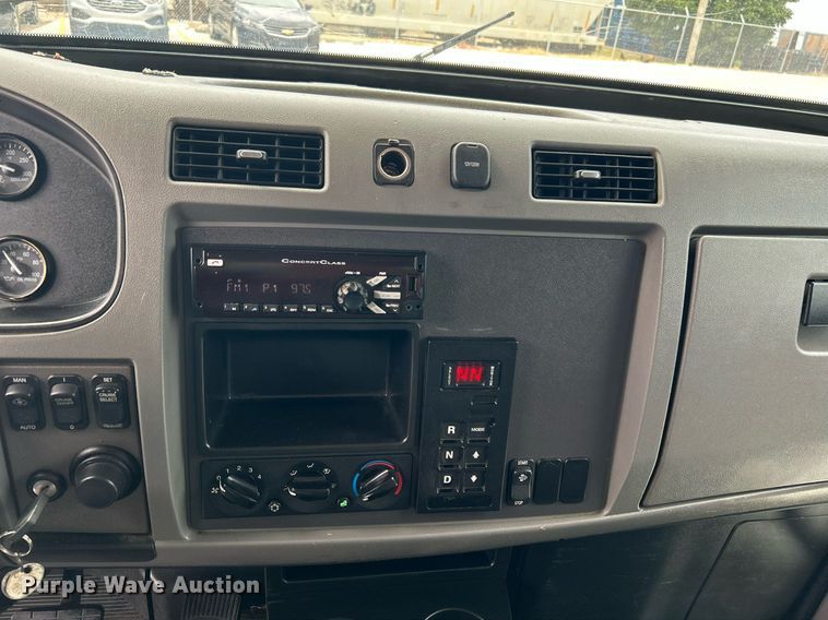 image for item DJ6336 2016 Peterbilt 330  box truck