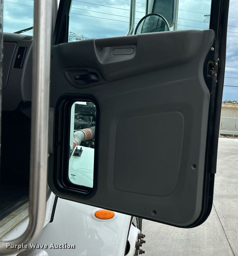 image for item DJ6336 2016 Peterbilt 330  box truck