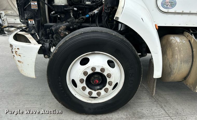 image for item DJ6336 2016 Peterbilt 330  box truck