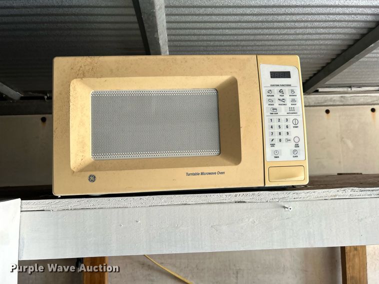 image for item DJ6381 1999 GMC C6500  box truck