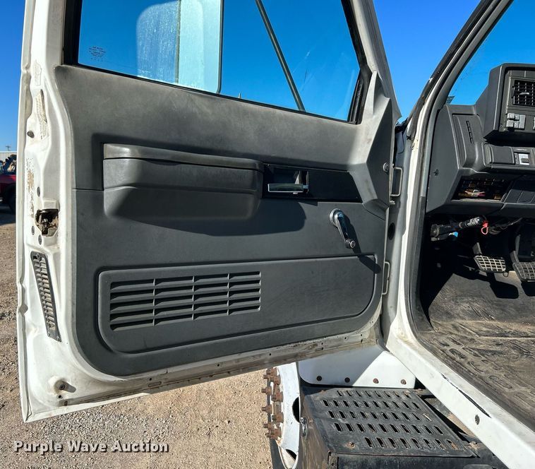 image for item DJ6381 1999 GMC C6500  box truck