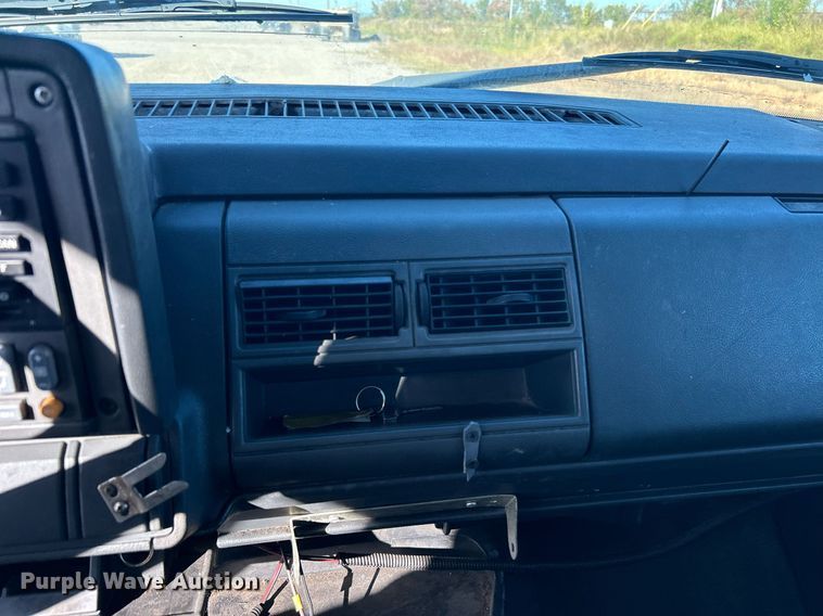 image for item DJ6381 1999 GMC C6500  box truck