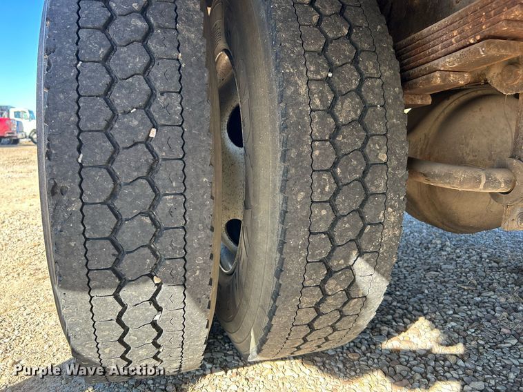 image for item DJ6381 1999 GMC C6500  box truck