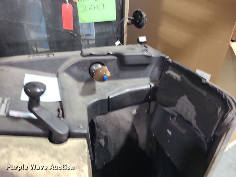 image for item DK4132 1994 Crown RR3020-45  forklift