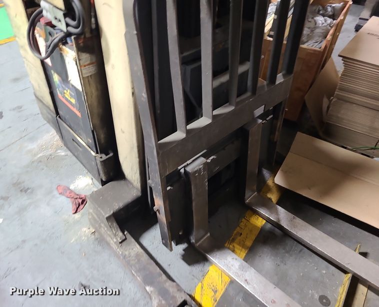 image for item DK4132 1994 Crown RR3020-45  forklift