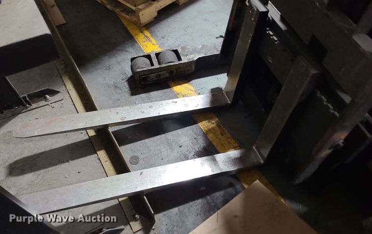 image for item DK4132 1994 Crown RR3020-45  forklift