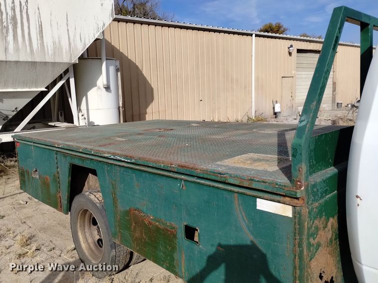 image for item DK8864 2017 Dodge Ram 5500HD  flatbed truck