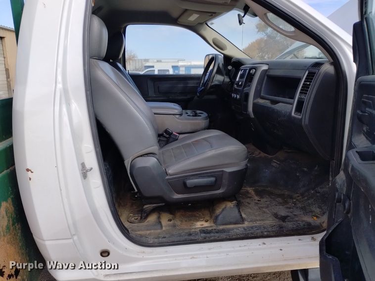 image for item DK8864 2017 Dodge Ram 5500HD  flatbed truck