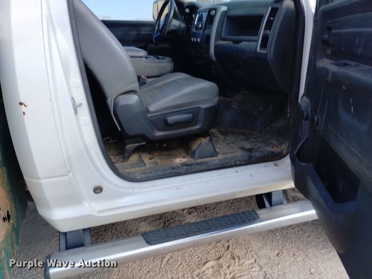 image for item DK8864 2017 Dodge Ram 5500HD  flatbed truck