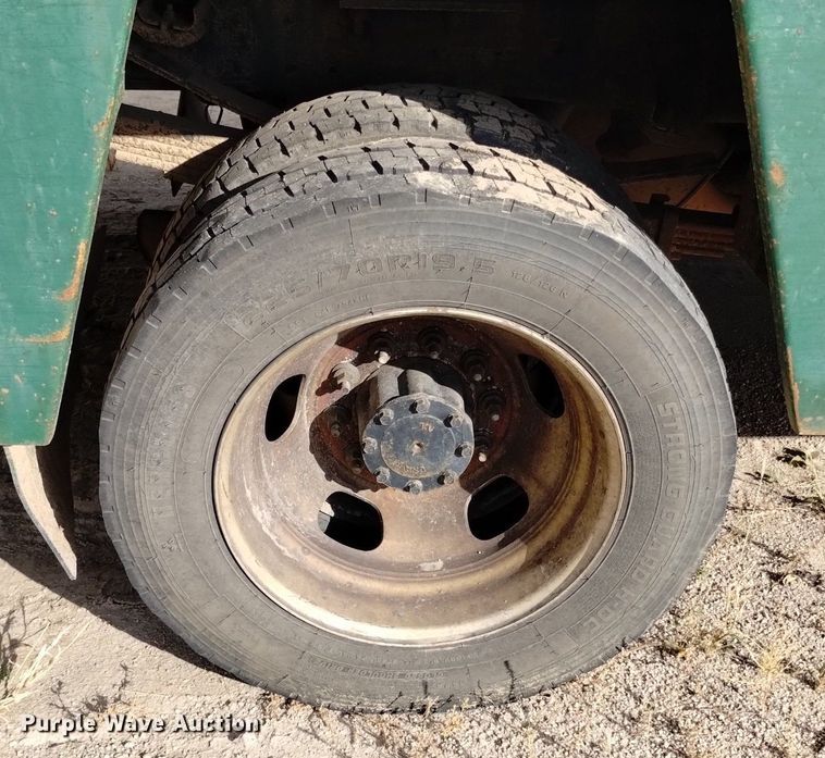 image for item DK8864 2017 Dodge Ram 5500HD  flatbed truck