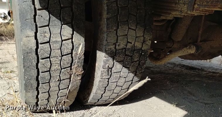 image for item DK8864 2017 Dodge Ram 5500HD  flatbed truck