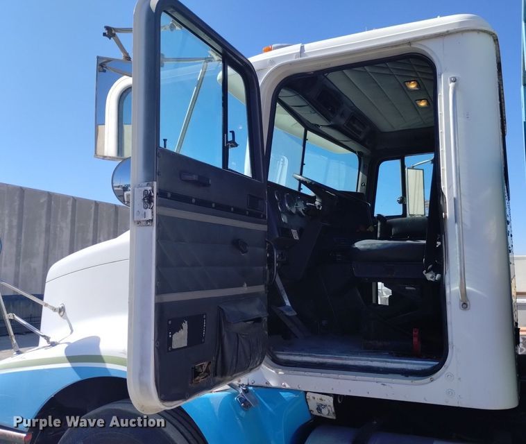 image for item DK8867 1998 International 9100  crane truck