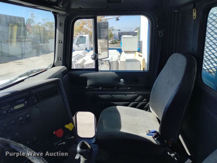 image for item DK8867 1998 International 9100  crane truck