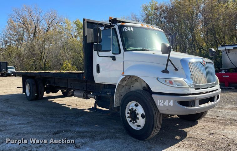 image for item DP0192 2016 International 4300  flatbed truck