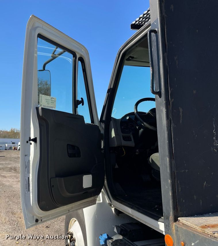 image for item DP0192 2016 International 4300  flatbed truck