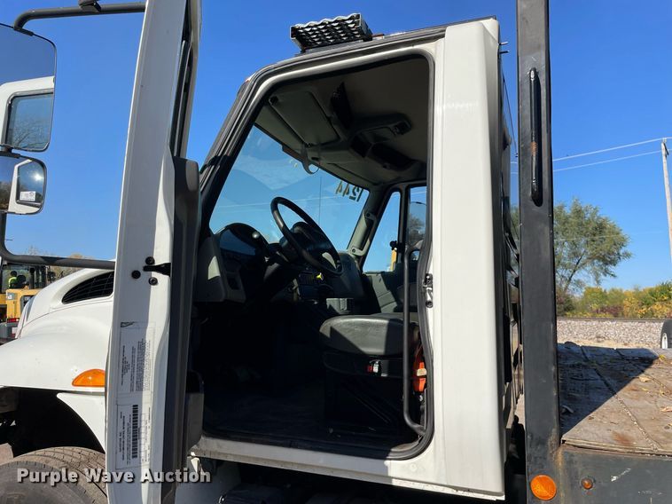 image for item DP0192 2016 International 4300  flatbed truck