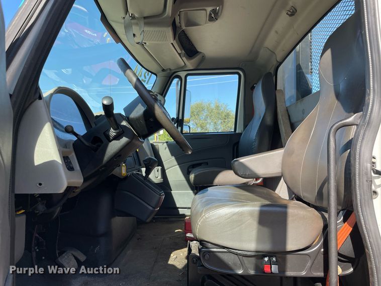 image for item DP0192 2016 International 4300  flatbed truck