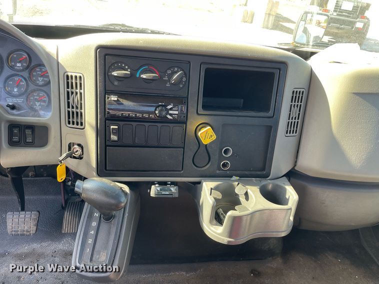 image for item DP0192 2016 International 4300  flatbed truck