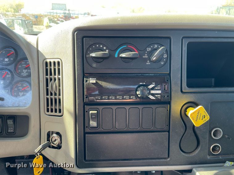 image for item DP0192 2016 International 4300  flatbed truck