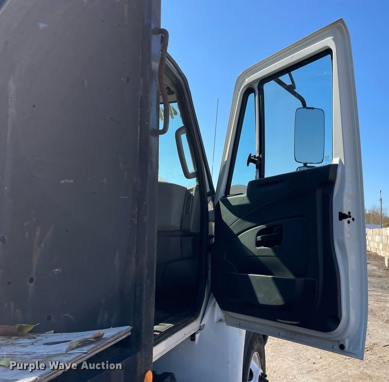 image for item DP0192 2016 International 4300  flatbed truck