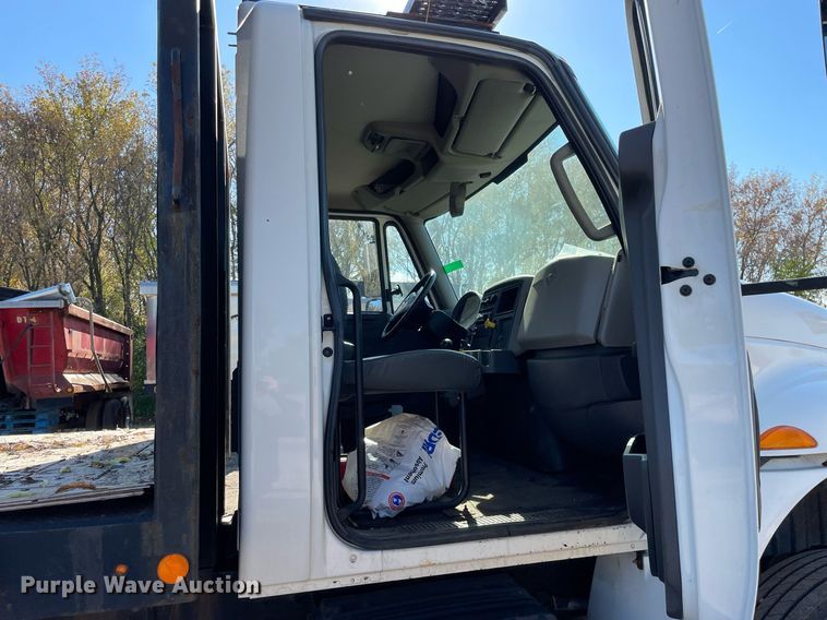 image for item DP0192 2016 International 4300  flatbed truck