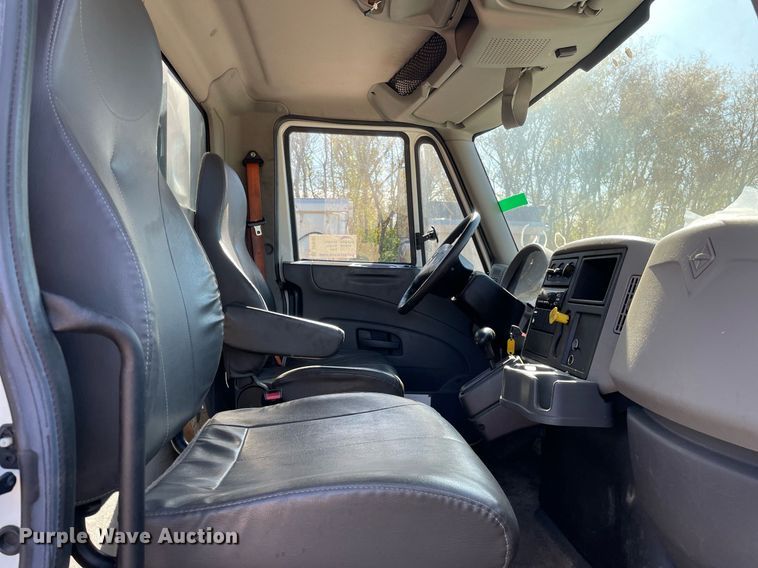 image for item DP0192 2016 International 4300  flatbed truck