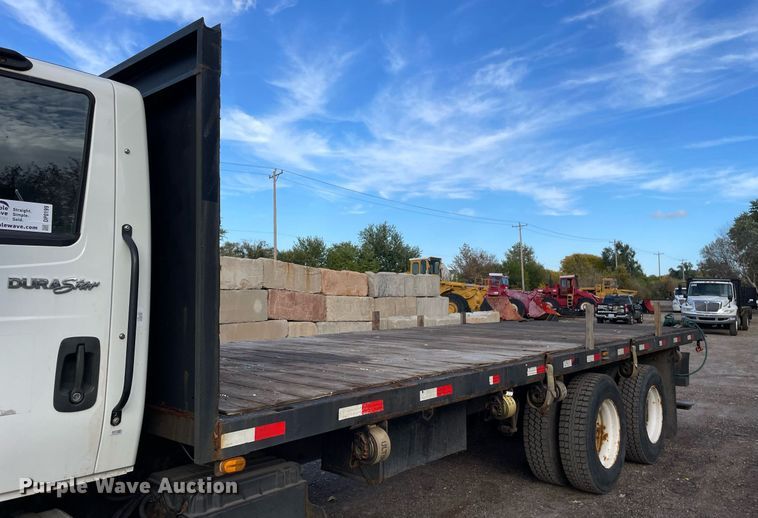 image for item DP0199 2013 International 4400  flatbed truck