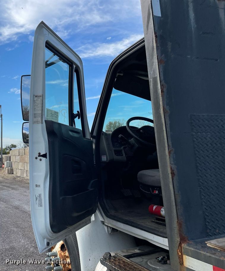 image for item DP0199 2013 International 4400  flatbed truck