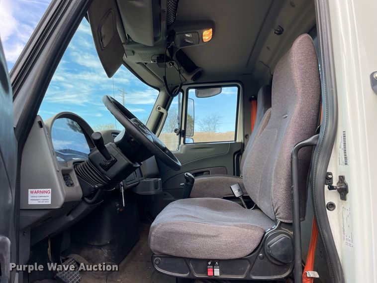 image for item DP0199 2013 International 4400  flatbed truck