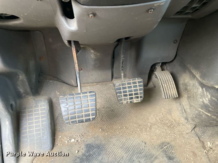 image for item DP0199 2013 International 4400  flatbed truck