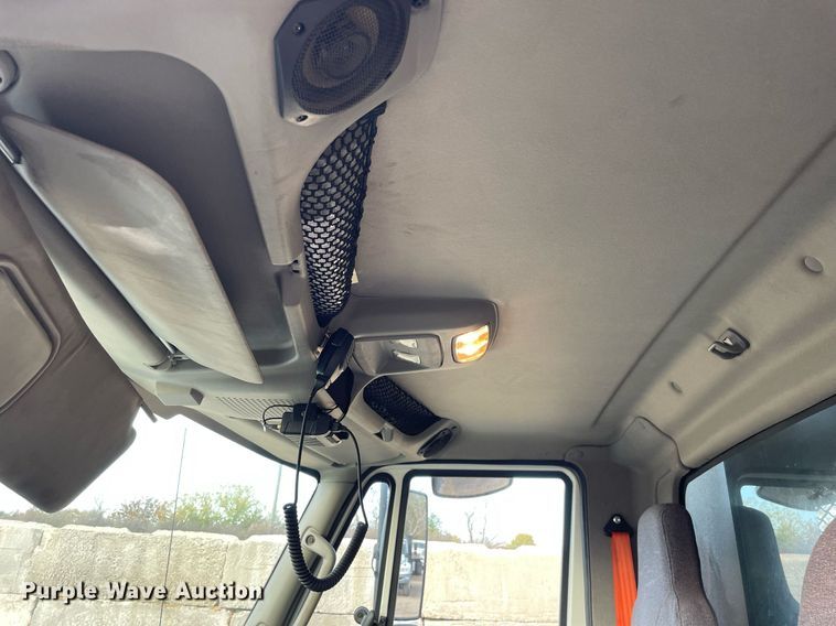 image for item DP0199 2013 International 4400  flatbed truck